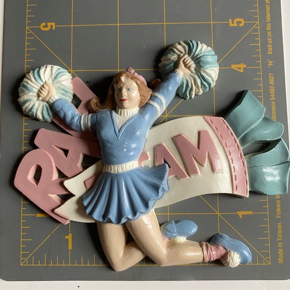 Vintage cheerleader wall decor - Picture 5 of 10